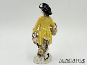 Статуэтка из серии Парижские крикуны Торговец дичью. Meissen, перв. тр. 20 века.