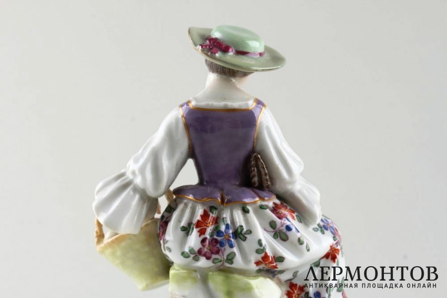 Статуэтка Девушка с курочкой и корзиной.  Германия, Meissen, 1934-1945 гг. Фарфор.