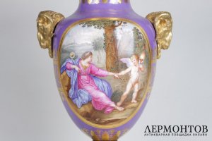 Ваза декоративная с живописью и бронзовыми ручками в виде маскаронов. Франция