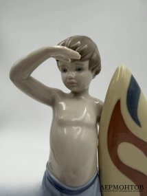 Статуэтка «Маленький серфингист». Фарфор, Lladro, скульптор José Santaeulalia, Испания, 2005–2023 годы