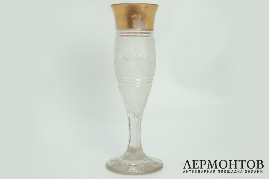 Ваза в форме кубка. Чехословакия, фирма Moser, 1920-е гг. Стекло, резьба, золочение. 