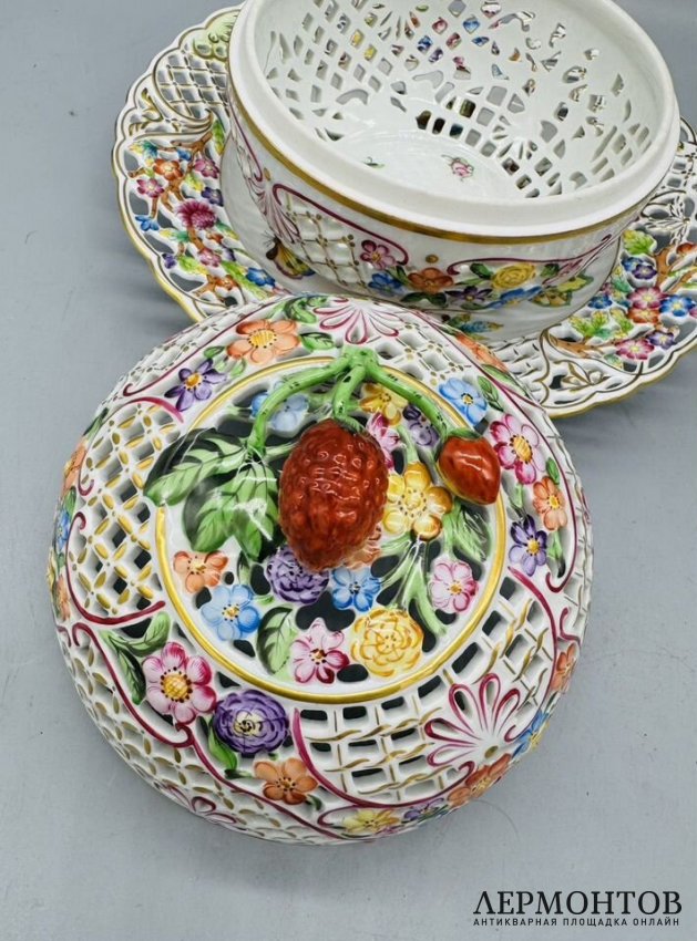 Шкатулка с прорезным цветочным декором на тарелке с бабочками. Фарфор, роспись, Herend, Венгрия, начало 20 века