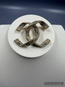 Брошь «CC. Византия» с жемчугом и смальтой. Ювелирный сплав, Chanel, Франция, 2016 год