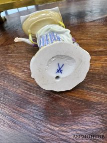 Статуэтка «Торговка яблоками» из серии «Парижские крикуны». Фарфор, роспись, Meissen, Германия, 20 век
