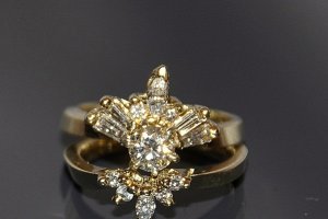 Обручальное кольцо-комплект с бриллиантами 1,04 k. Золото 585 пробы.