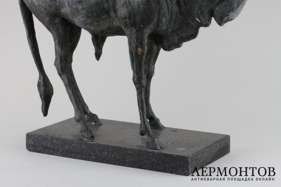 Антилопа гну. Скульптор - Андрей Марц. Силумин, мрамор. 1990-е гг.