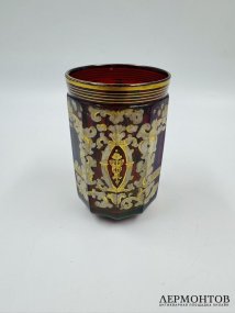 Стакан с амуром и собакой. Рубиновое стекло, роспись золотом, Германия, конец 19 — начало 20 века