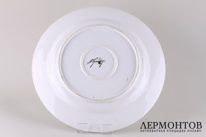Круглое блюдо из сервиза с цветочным декором и маркой Придвор. Россия, ИФЗ, 19 в.