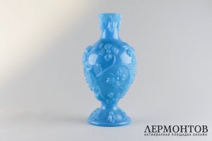 Ваза с рельефом в виде цветов. Зап. Европа, нач. 20 в. Голубое стекло.