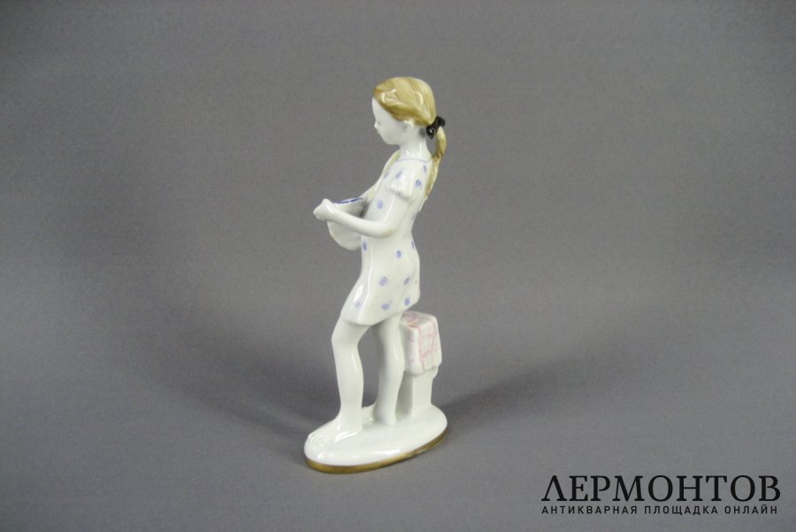Юная помощница. Фарфор. СССР, ЛФЗ, Г. С. Столбова. 50-е-60-е годы ХХ века.