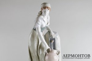Скульптура Девушка с кувшином.Чехия, мануфактура Royal Dux, 2 пол. 20 в. Фарфор