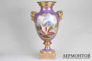 Ваза декоративная с живописью и бронзовыми ручками в виде маскаронов. Франция