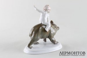 Путто на медведе. Фарфор, роспись. Германия, Metzler Ortloff, 1930-1978.
