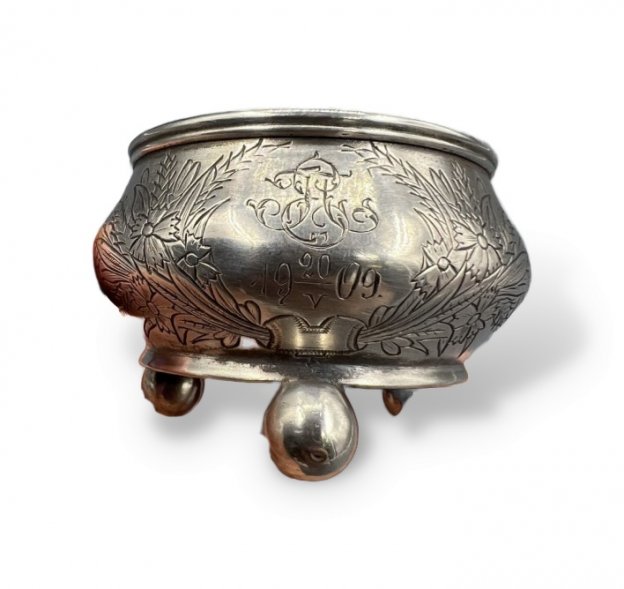 Солонка на ножках-шариках. Серебро 84 пробы, Россия, 1887 год