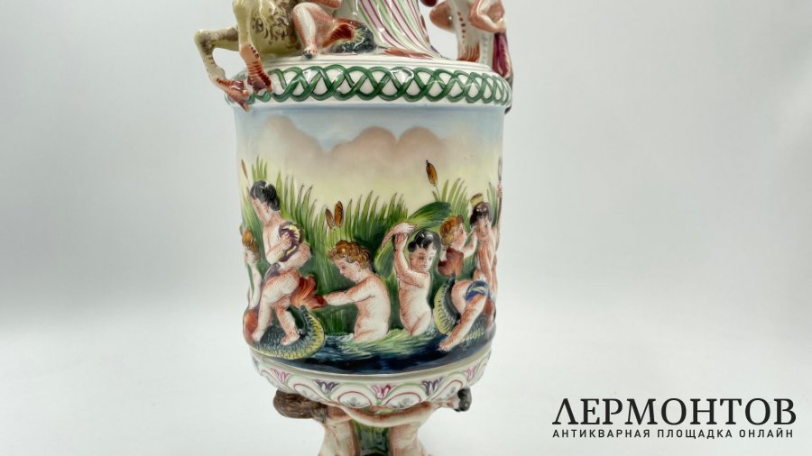 Декоративный кувшин со скульптурным декором. Италия, Каподимонте, 1970-1980-е гг.