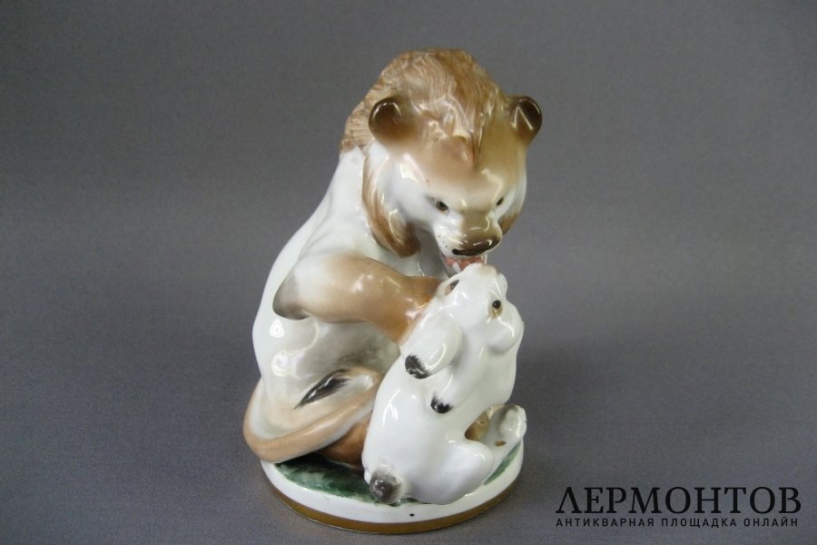 Композиция Лев и заяц. Фарфор. СССР, ЛФЗ, 50-60-е годы ХХ века.