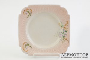 Тарелка с рельефным декором и розовым крытьем. Россия, фабрика Гарднера, 19 в. Фарфор