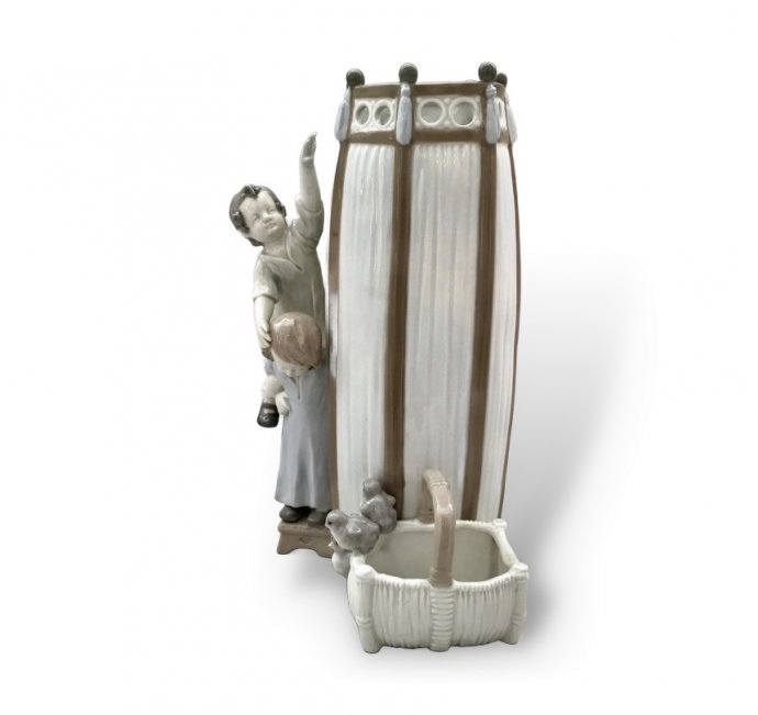 Статуэтка-ваза «Дети». Фарфор, Amphora, Австрия, 1900–1910 годы