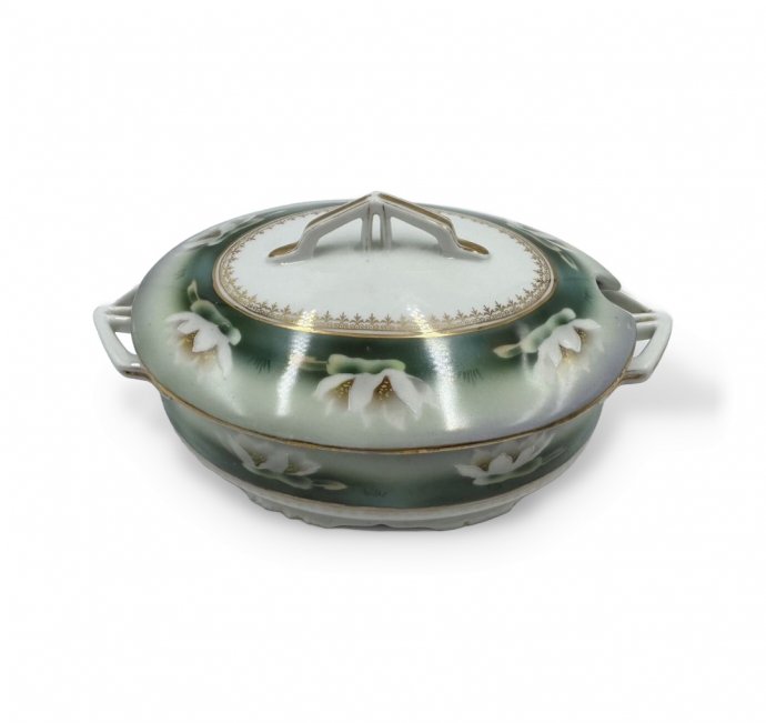 Соусник с крышкой Кувшинка. Россия, М. Кузнецов, 1900-е гг. Фарфор, роспись.