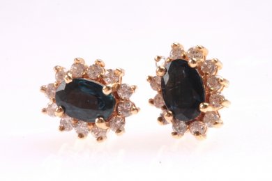 Серьги-гвоздики с сапфиром и бриллиантами 1,68 k. Золото 585 пробы.