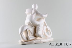 Статуэтка Мотоциклист. Фаянс.  Фабрика Bechyne, Чехословакия, 1950-е годы.