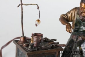 Лампа-подсвечник Еврейский сапожник со спичечницей и миниатюрами. Бронза. Австрия.