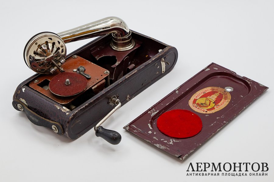 Патефон портативный Малютка. СССР, Московский патефонный завод, 1950-1956 гг. Рабочий