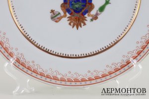 Декоративная тарелка со стилизованным гербом России. Фарфор, роспись. Китай..