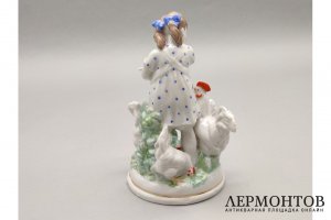 Статуэтка Девочка кормит кур. Первые выпуски. Н. Малышева. Фарфор. Дулево, 1950-52
