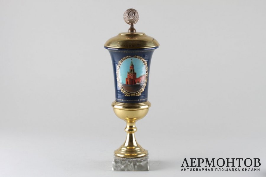 Кубок с изображением Спасской башни Кремля. СССР, 1960-е гг. Сталь, латунь, эмаль.