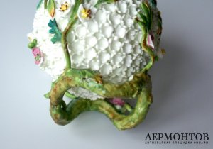 Ваза с лепными цветами и листьями в технике Schneeballen бульденеж