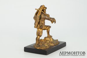 Статуэтка Охотник с косулей. Западная Европа, конец 19 века. Бронза, золочение.