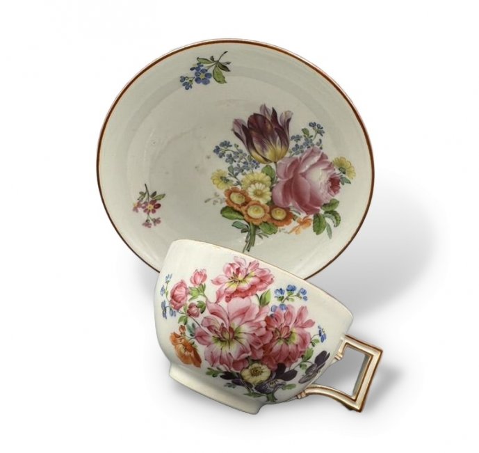 Кофейная пара с букетом. Фарфор, роспись, Meissen, период Марколини, Германия, 1774–1814 годы
