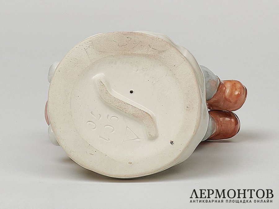 Статуэтка «Девочка на санках». Фарфор, Royal Dux, Чехословакия, 1940 год