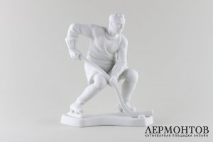 Статуэтка Хоккеист. Фарфор.  Фабрика Royal Dux, Чехословакия, подпись K.LERCH, к. XXв