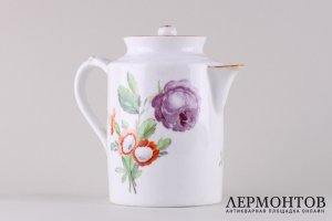 Молочник из сервиза с цветочным декором и маркой Придвор. Россия, ИФЗ, 18 в.