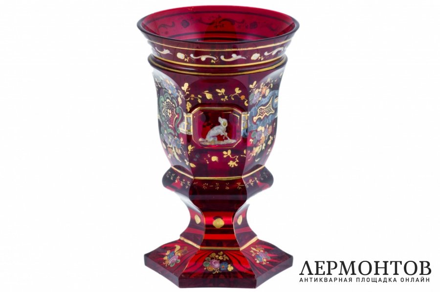Кубок из цветного стекла с изображением собаки. Богемия, 1830-40-е гг. 