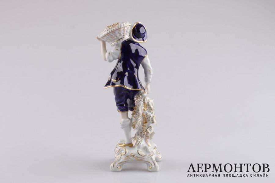 Статуэтка. Сборщик винограда. Фарфор, роспись. Royal Dux Bohemia, XX век.
