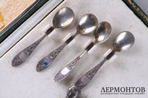 Комплект солонок с ложечками в коробке. Серебро 950 пробы. Франция, XIX в.