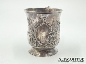 Кружка с растительным орнаментом. Англия, Лондон, 1765 год. Серебро, выколотка.