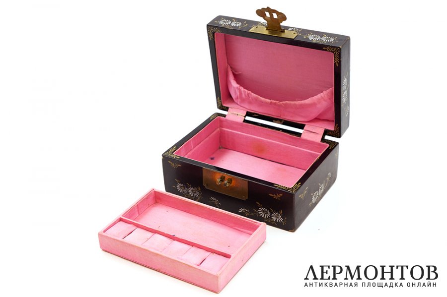Шкатулка для украшений Встреча. Китай, 1950-1960 гг. Папье-маше, лак, перламутр.