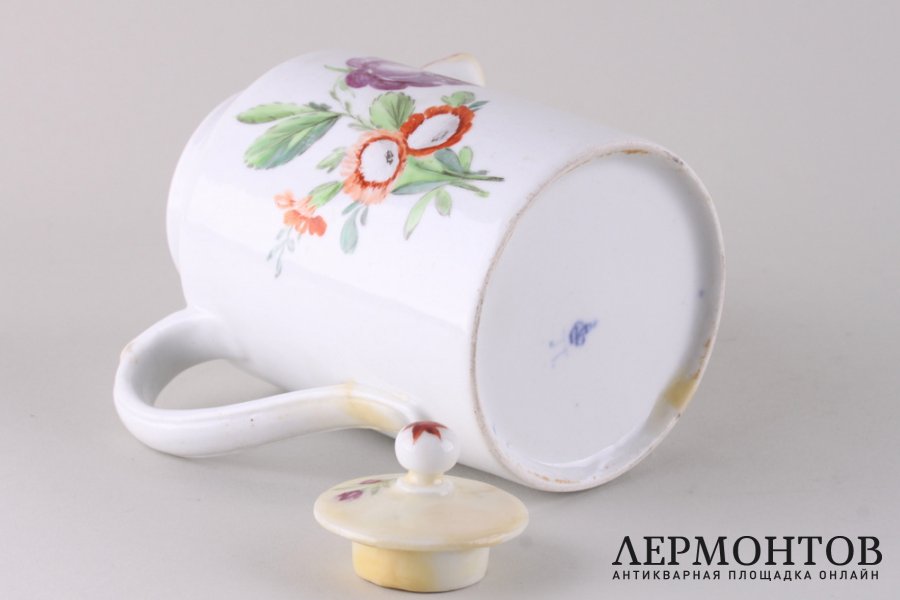 Молочник из сервиза с цветочным декором и маркой Придвор. Россия, ИФЗ, 18 в.