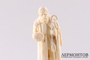 Старик-нищий. Кость, резьба. Российская империя, Тобольск, конец XIX - начало XX века