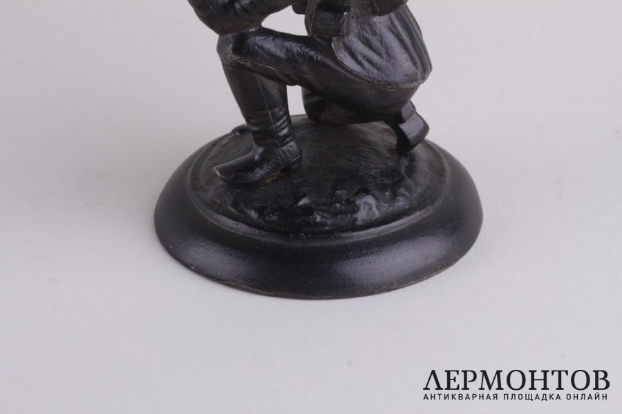 Скульптура. Стрелок с колена. Чугун. Касли. Российская империя. 1900 г.