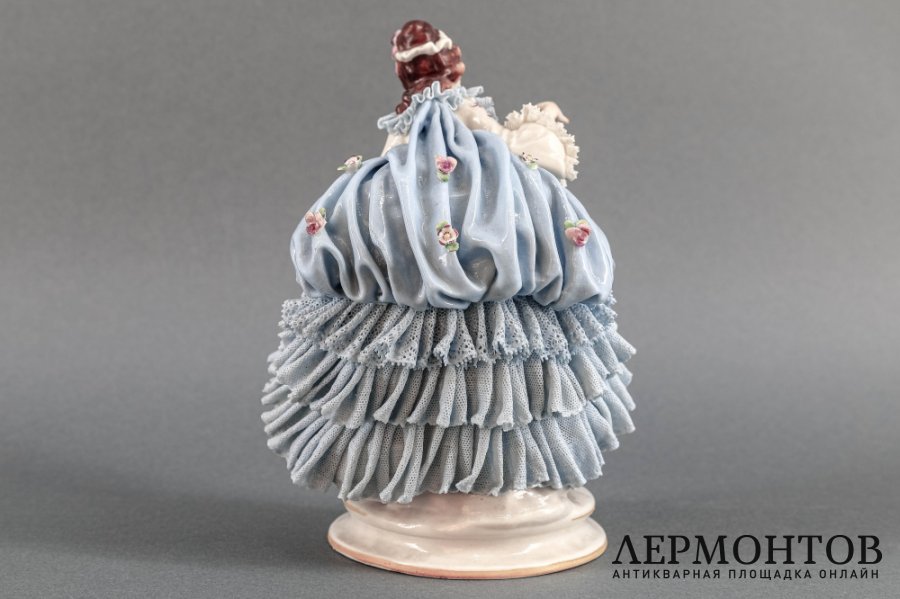 Дама в голубом платье. Германия, Ackermann amp Fritze Volkstedt, 1930 -60 гг.