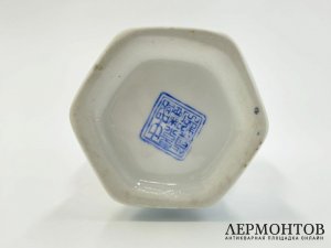 Ваза с росписью в родной коробке. Китай, 1960-е гг. Фарфор, роспись.