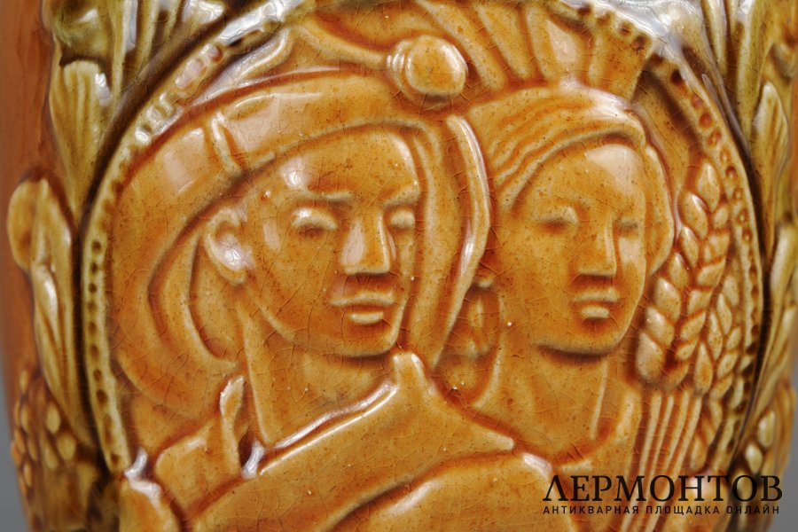 Ваза 40 лет ВЛКСМ. СССР, Конаково, Конаковский фаянсовый завод, 1958 г. Фаянс, глазурь.
