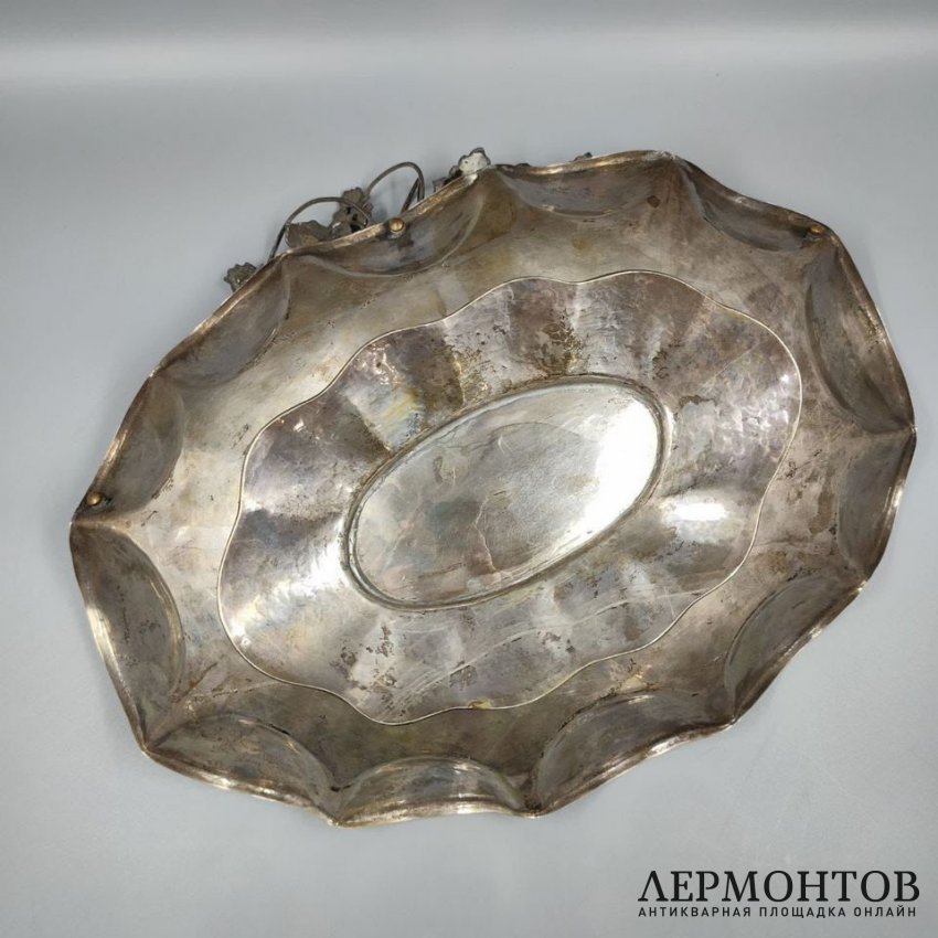 Ваза для фруктов с виноградной лозой. Серебро, чеканка, Западная Европа, 1-я половина 20 века