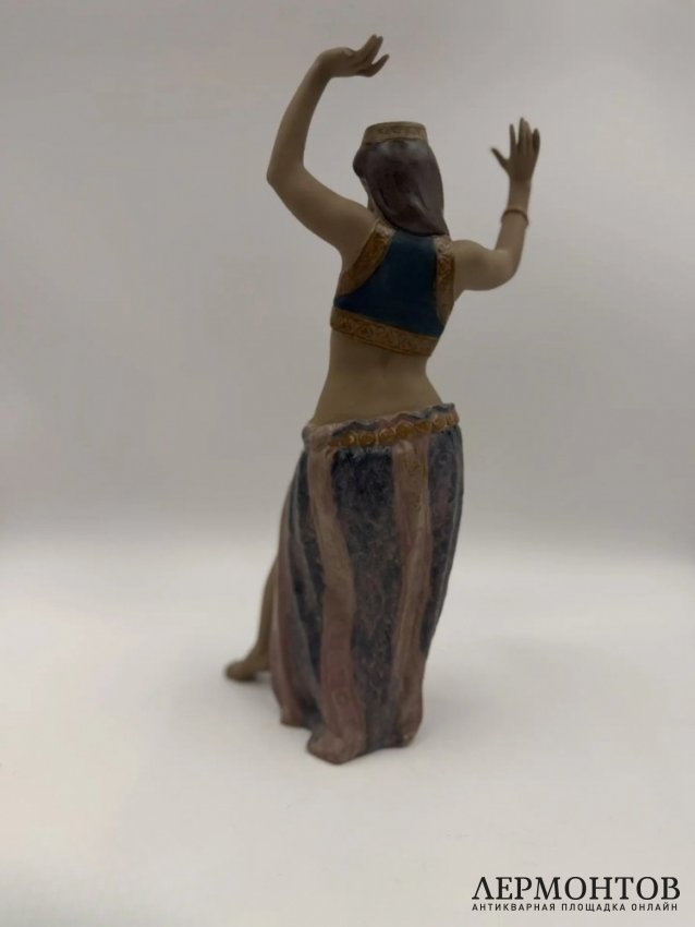 Статуэтка «Ритм Востока I». Фарфор грес, Lladro, скульптор Alfredo Llorens, Испания, 2005–2008 годы