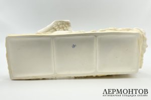 Статуэтка Леда и лебедь.  Германия, Шайбе-Альсбах, начало 1950-х гг.  Бисквит тонир.